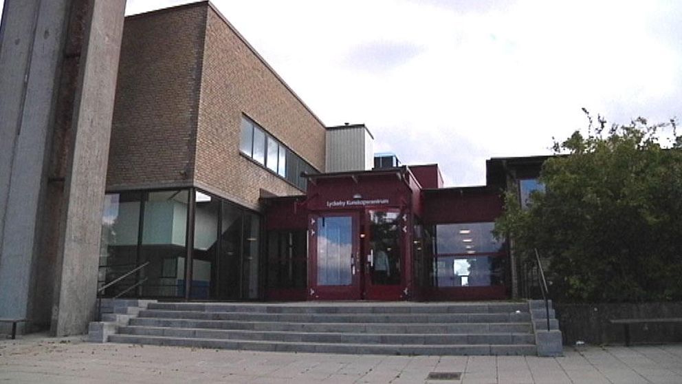 En lärare på Lyckeby Kunskapscentrum hotades i veckan till livet av två elever.
