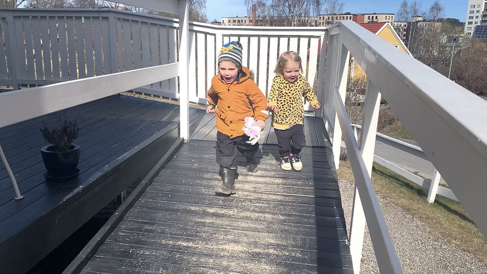 två barn springer ut från förskola