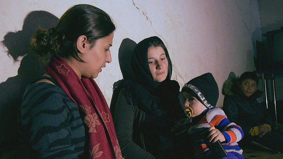Nareen (tv) pratar med Hamshe, som lyckats fly från fångenskap hos IS.