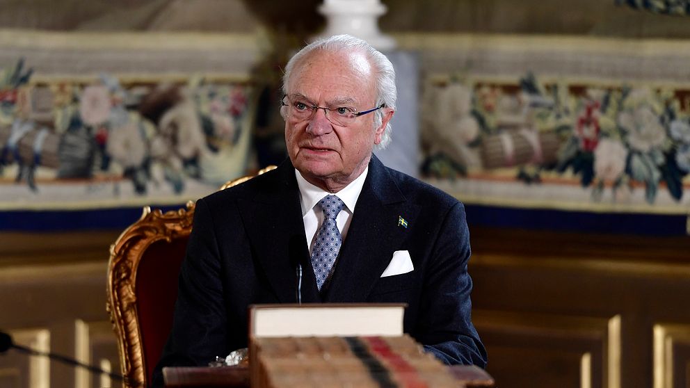 Kung Carl Gustaf under en extra informationskonselj med regeringen den 18:e mars.