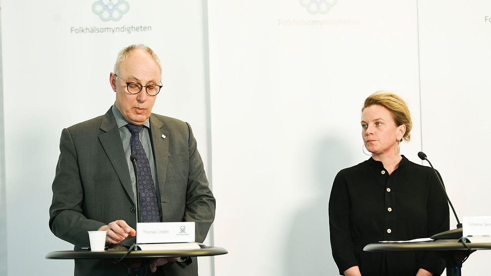 Från vänster: Thomas Lindén från Socialstyrelsen på fredagens pressträff, bredvid honom står Johanna Sandwall, krisberedskapschef på Socialstyrelsen.