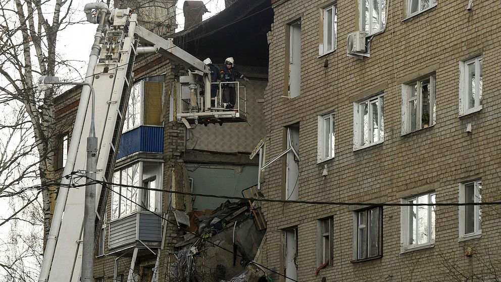 Gasexplosionen slet upp ett stort hål i bostadshuset.