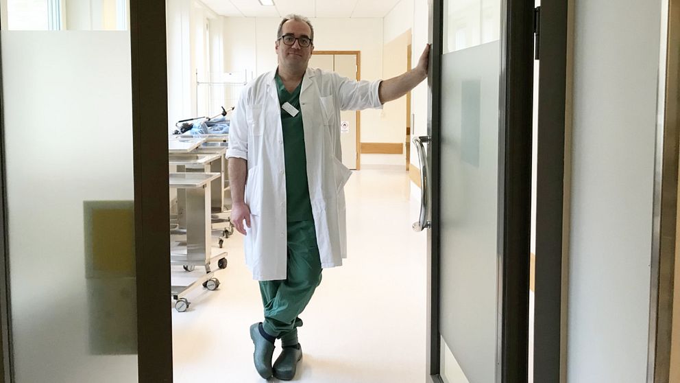 Said Makari står i en dörröppning inne på den kirurgiska avdelningen.