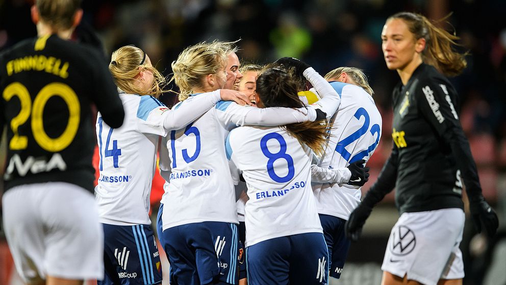 Djurgårdens Olivia Schough jublar med lagkamrater under en cupmatch mot AIK i februari.