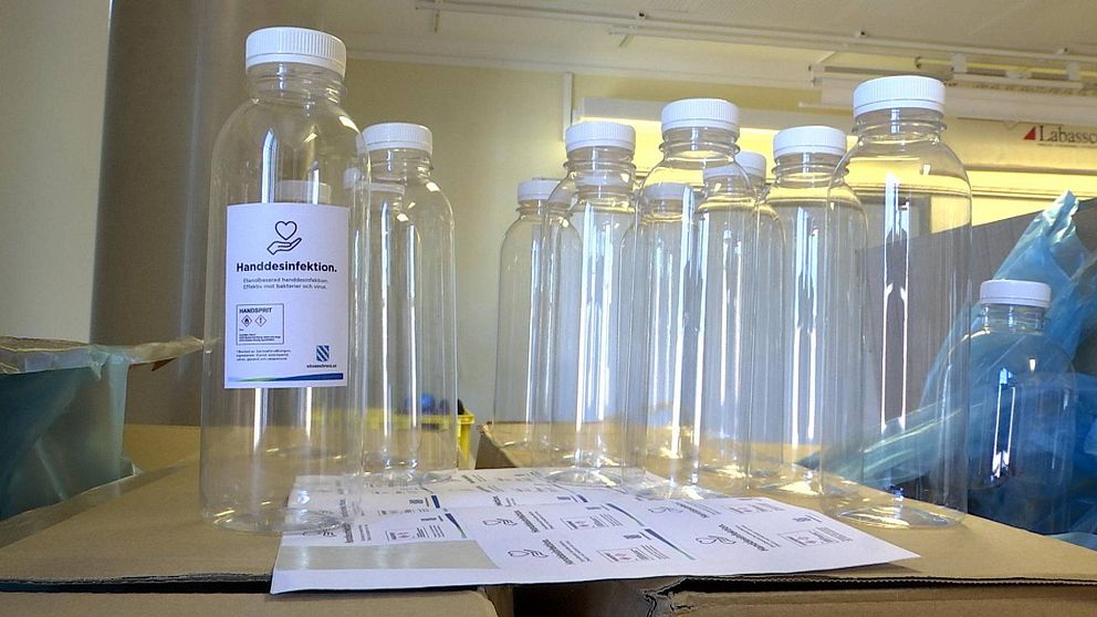 Plastflaskor redo att fyllas på med Söderköpings egenproducerade handsprit