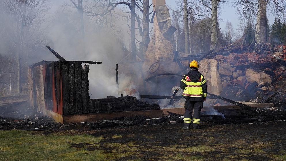 En gräsbrand spred sig till ett uthus som var övertänt när räddningstjänsten kom till platsen.