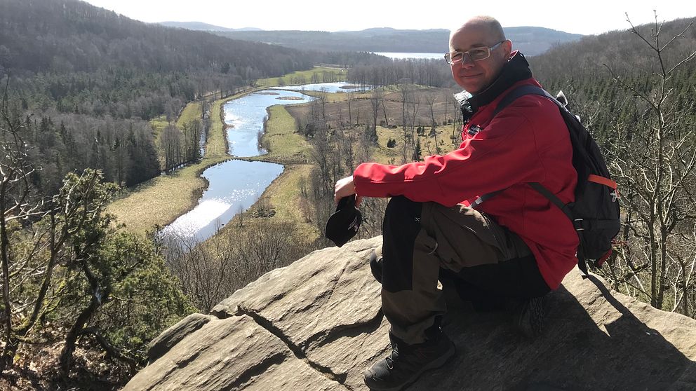 Reservatsfrövaltaren Mikael Stenström njuter av utsikten på Hiaklitten i Varbergs kommun. ”Troligtvis länets mest fotograferade utsikt”, säger han.