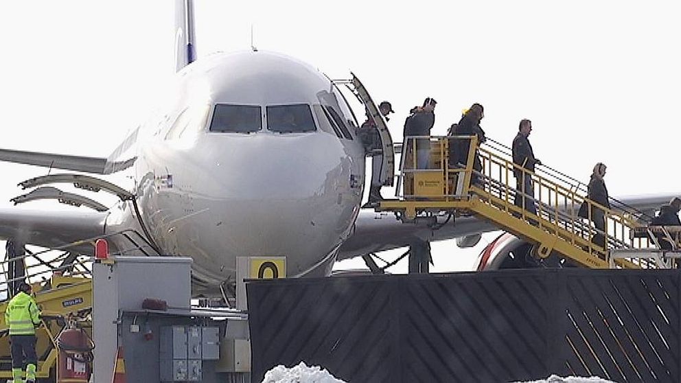 Passagerare kliver av ett flygplan på Åre Östersund Airport