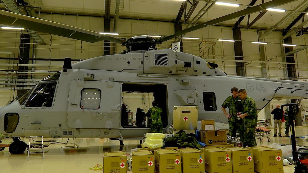 En militärhelikopter av typen Helikopter 14 sedd från sidan.