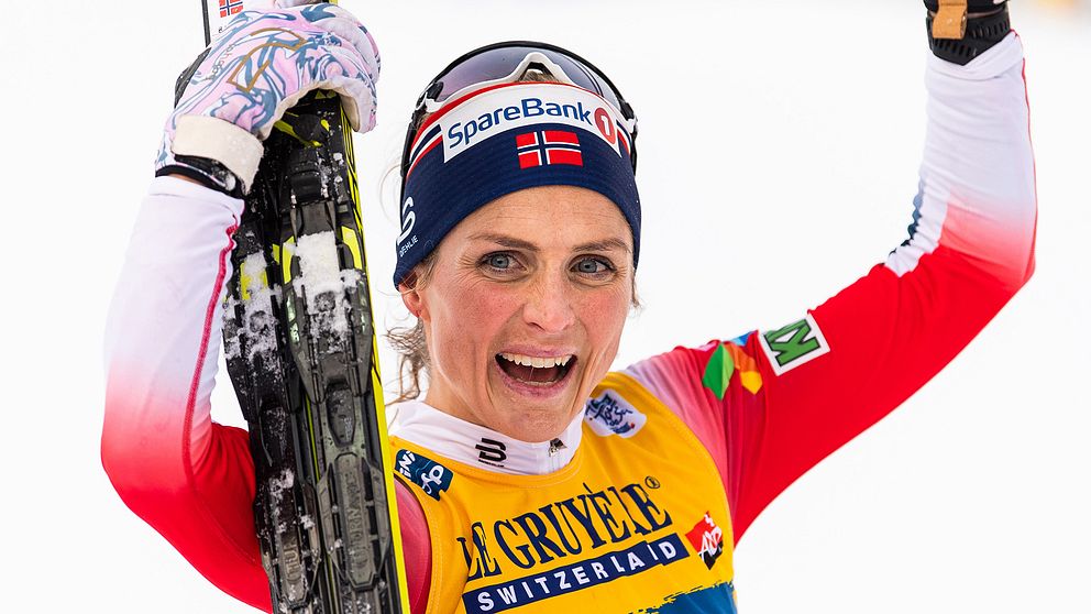 Therese Johaug firar en av sina många segrar under den gångna säsongen.