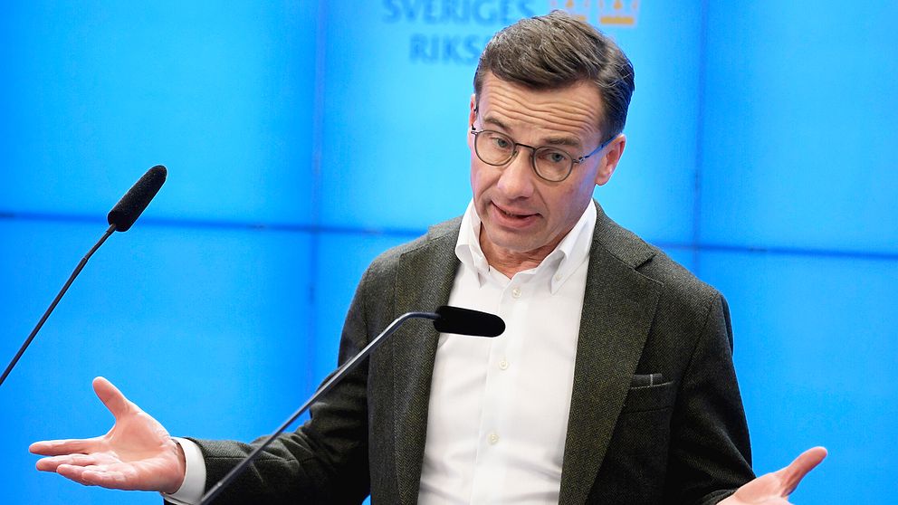 Ulf Kristersson (M) bakom talarstolen i Riksdagens pressrum.