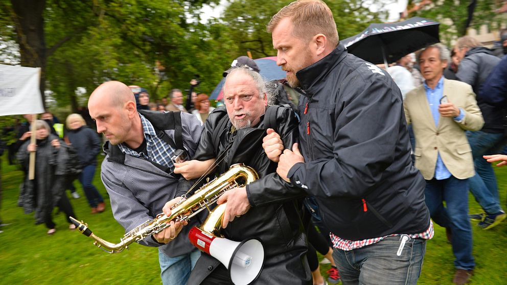 Dror Feiler förs bort under en motdemonstration mot Svenskarnas Parti under Almedalen i fjol.