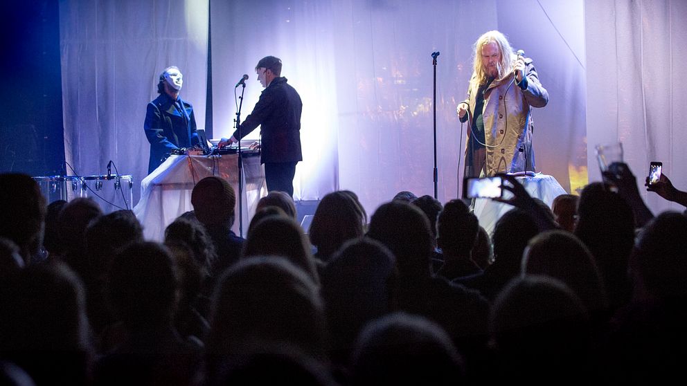 Tusentals konserter har ställts in i Sverige på grund av coronaviruset. Bilden visar punkpoeten och rockartisten Mattias Alkbergs teater/rock-föreställning ”Personer” på Pustervik.