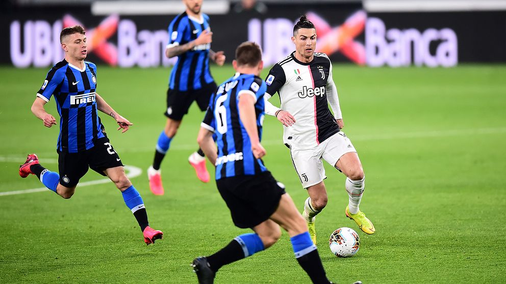 Juventus superstjärna Cristiano Ronaldo utmanar motståndarna i Inter i början av mars.