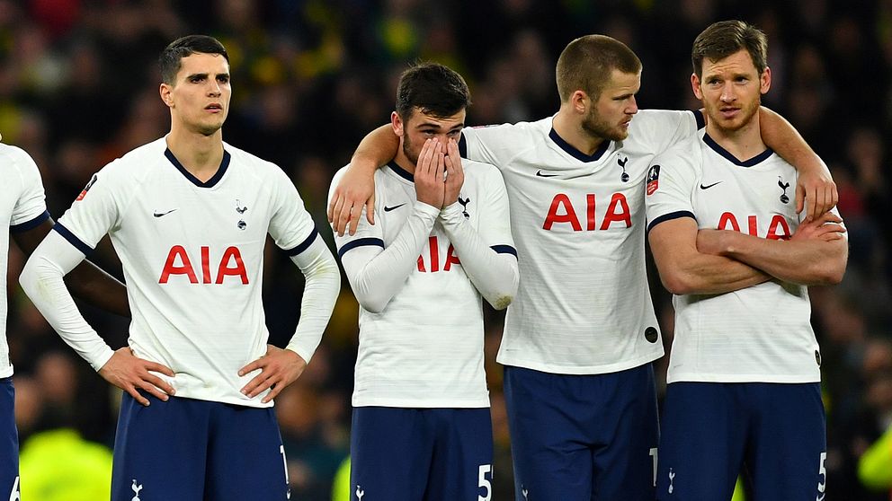 Spelare i Tottenham tittar nervöst på under en straffläggning i FA-cupen förra månaden.