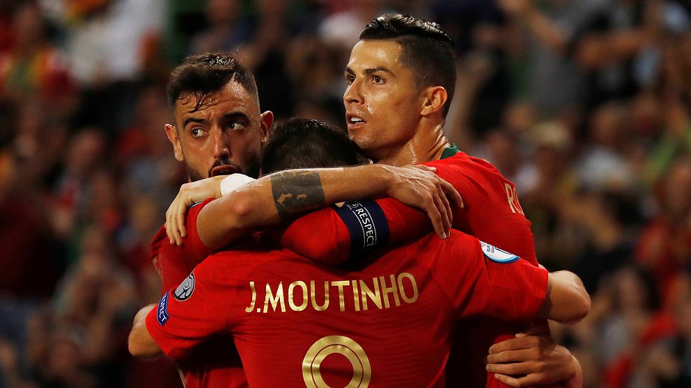 Superstjärnan Cristiano Ronaldo jublar med lagkamrater under en landskamp.