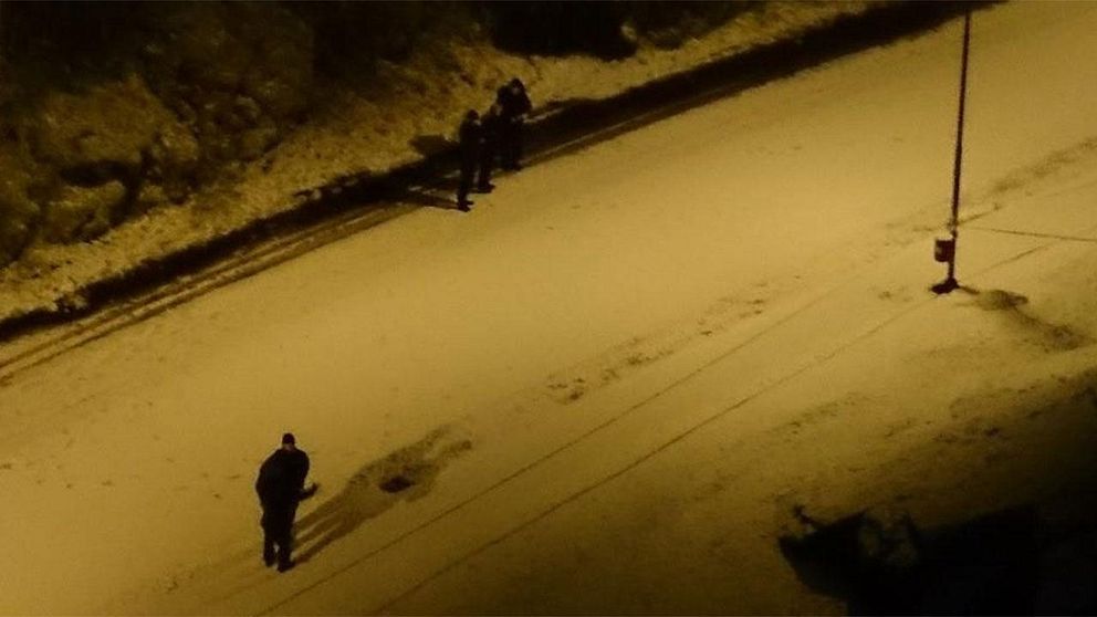 En massiv polisinsats pågår just nu i Uddevalla efter att en man skottskadades svårt på torsdagskvällen.