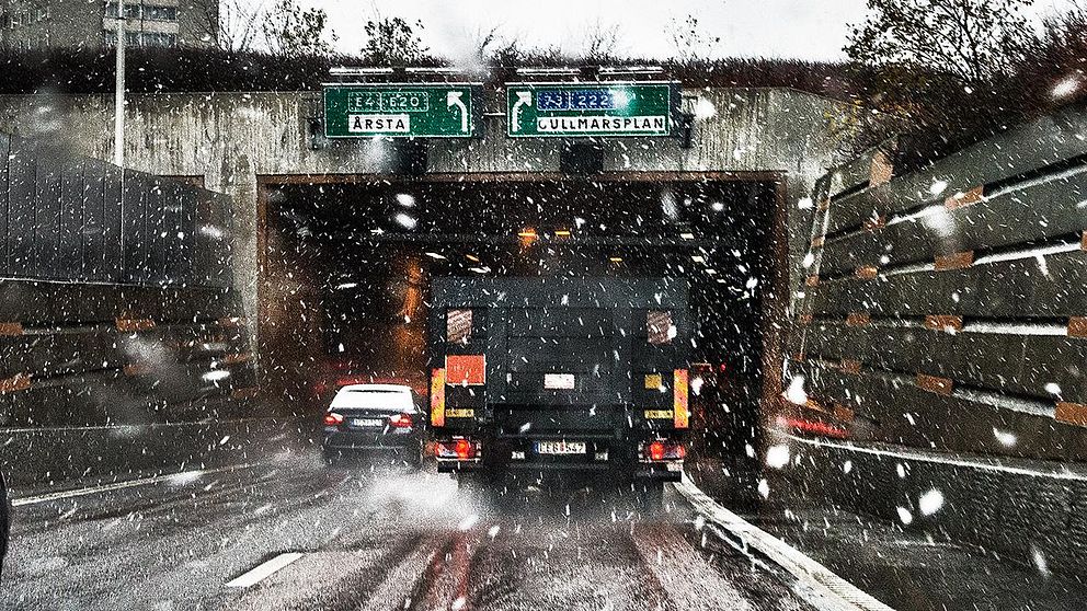 Det kraftiga snöfallet orsakade stora problem i trafiken på fredagen – nu varnar SMHI att det kan komma uppemot tre decimeter nysnö på sina håll på lördagen.