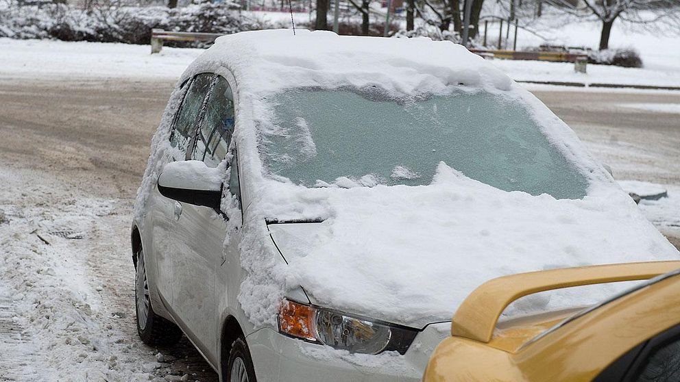 Igensnöad bil