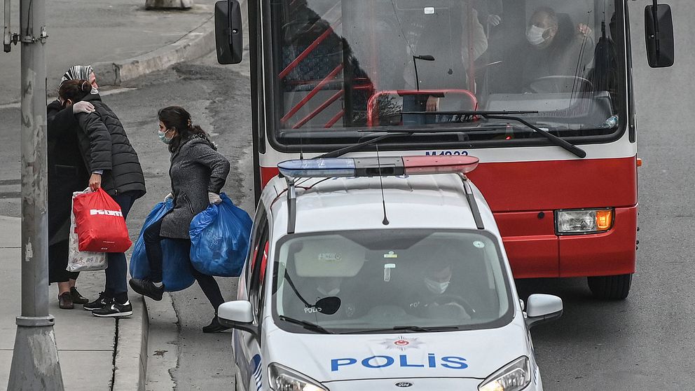En busslast med fångar i Turkiet som frigetts i ett led att försöka minska smittspridningen i landets fängelser. Men regeringsdissidenter och fängslade journalister finns inte bland de frigivna.