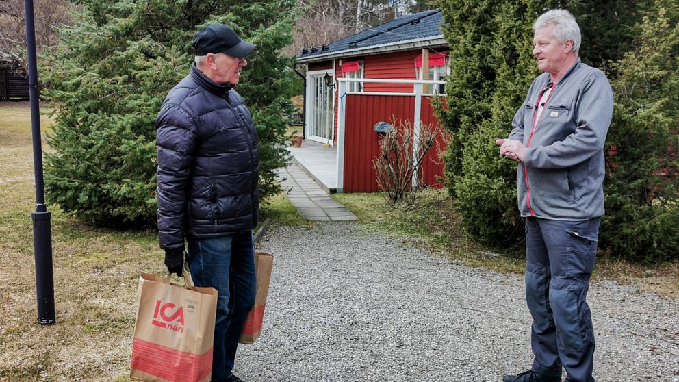 Bild på Hans Öhman på lanthandeln som levererar mat till Arne Wadin.