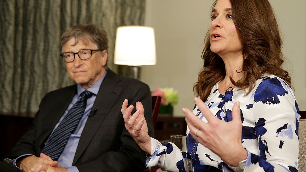 Från vänster: Bill Gates sitter bredvid Melinda Gates i en avslappnad miljö. Melinda Gates gestikulerar med händerna medan hon pratar.