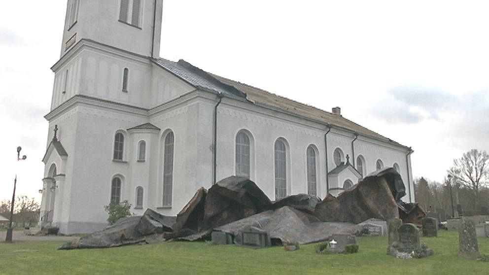 Taket på Vederlövs kyrka söder om Växjö i blåste av i samband med stormen Egon.