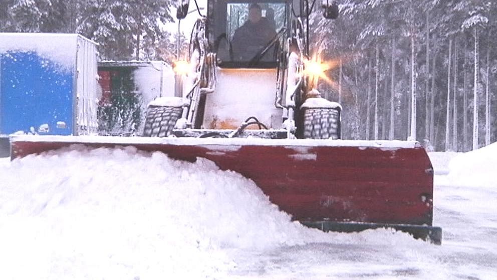 Det blev mycket snö att ploga efter Egons framfart, som här någonstans i Gävle den 11 januari.