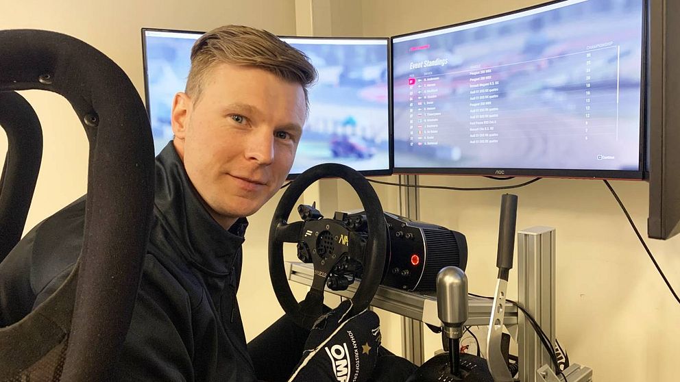 Johan Kristoffersson sitter i en så kallad simulatorrigg, med stol och ratt. Framför sig har han tv-skärmar.