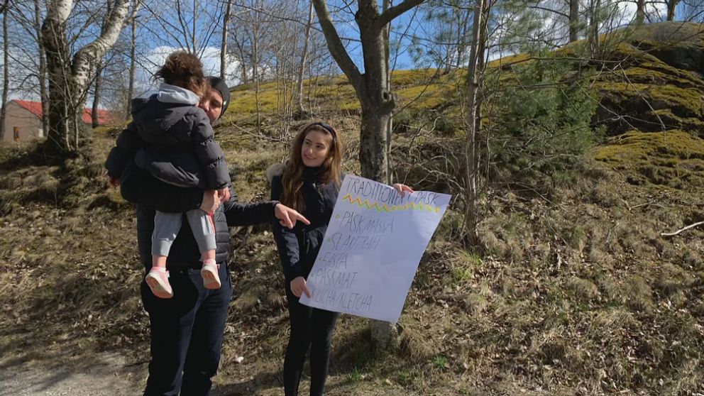 Ayham Alsayigh med sin dotter, pekar på de traditioner (på en lista) han kommer att behålla denna påsk.