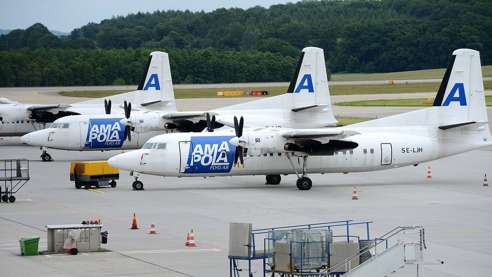 flera större propellerplan från bolaget Amapola parkerade på en flygplats