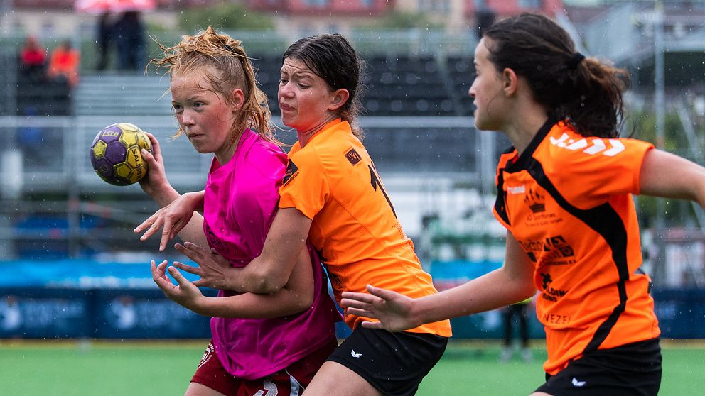Kamp om bollen under en flicklagsfinal under Partille Cup den 6 juli 2019 i Göteborg.