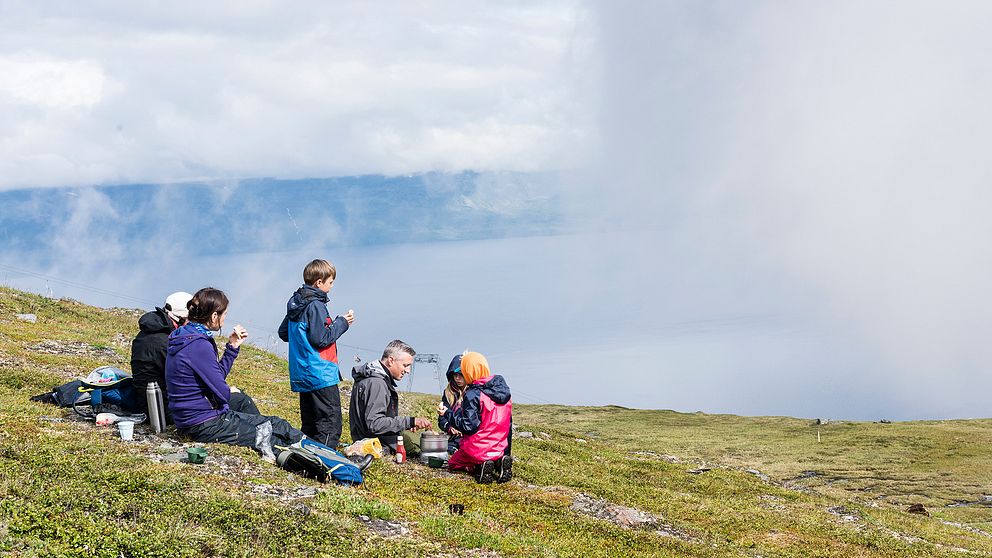 Om rådande restriktioner råder kan det bli att många semestrar i Sverige i år