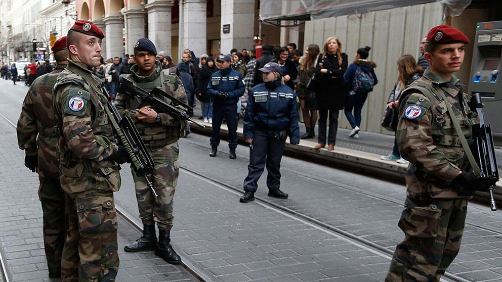 Två soldater ska ha skadats i en knivattack utanför ett judiskt center i Nice.