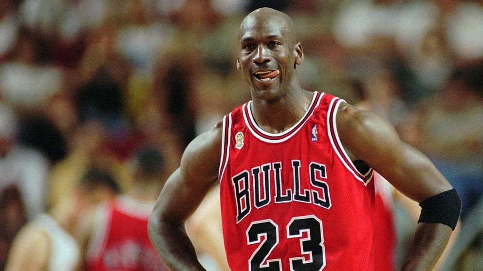 Michael Jordan under en NBA-match med Chicago Bulls 1996. Arkivbild.