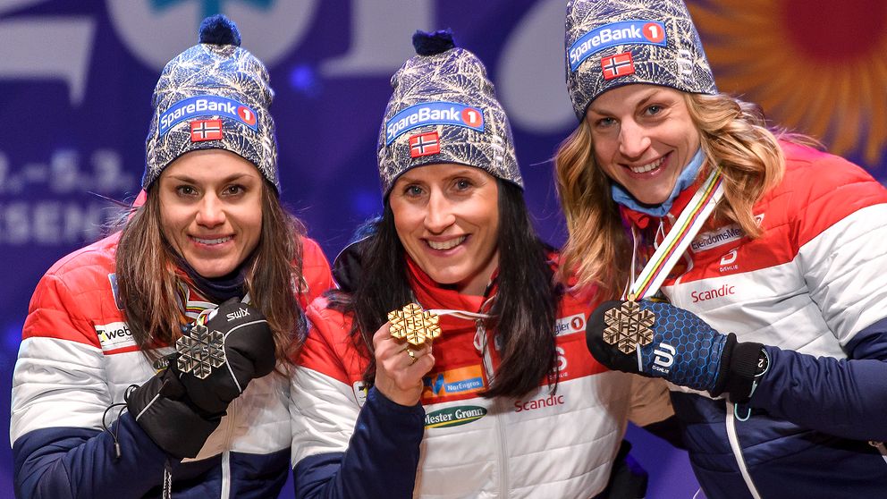 Heidi Weng, Marit Björgen och Astrid Uhrenholdt Jacobsen med sina medaljer från 30 km fritt i VM i Lahtis 2017.