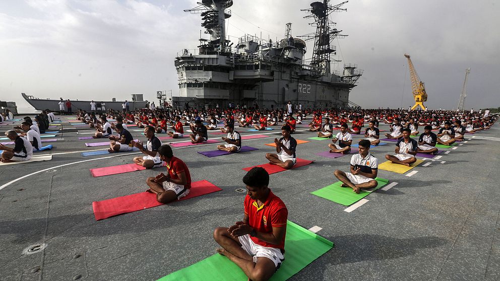 Indiska marinen utövar yoga ombord på hangarfartyget INS Viraat i Mumbai på internationella yogadagen 21 juni 2019.