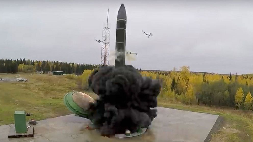 Ryssland uppger att den nya interkontinentala kärnvapenroboten Avangard kan färdas med hypersonisk hastighet och att den blev operativ 20 december 2019.