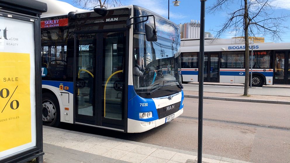 Två bussar på stationen i Västerås.