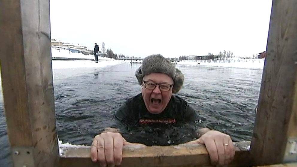 Reporter Robert Tedestedt i vattnet med en varm mössa.