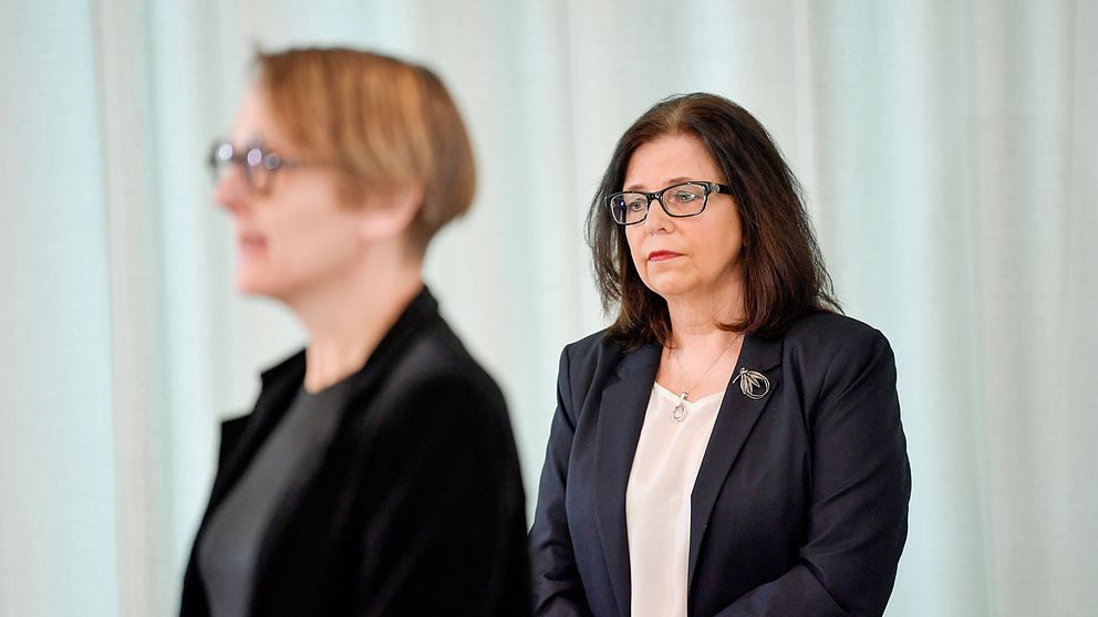 Arbetsförmedlingens analyschef Annika Sundén (till vänster) och generaldirektör Maria Mindhammar vid en pressträff 23 mars 2020. Arkivbild.