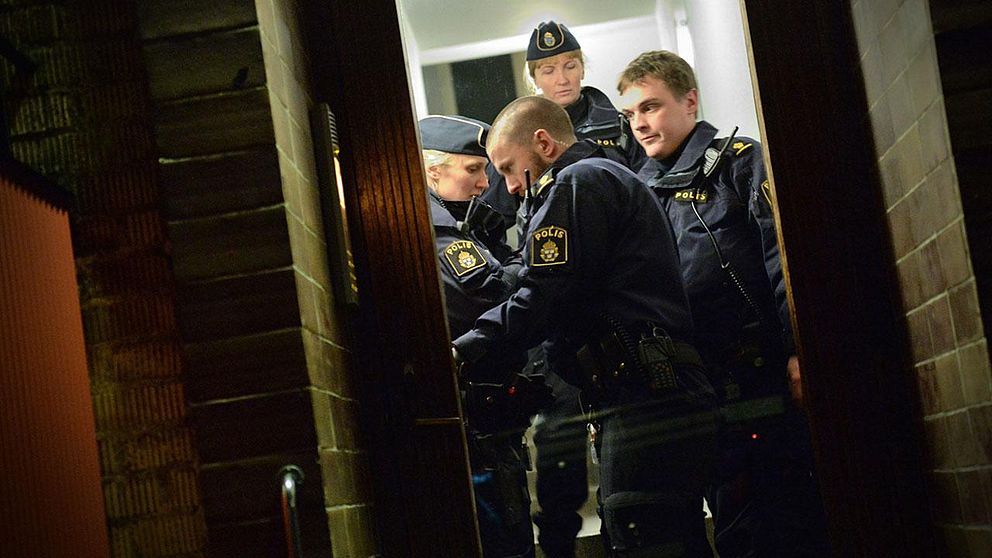 Polisen i huset där en person har anträffats död i en lägenhet i centrala Ystad under dagen. Ett område kring bostaden har spärrats av, och en teknisk undersökning pågår på platsen.