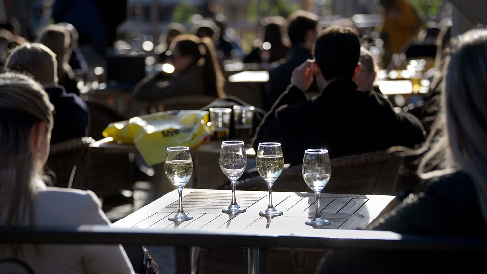 Restauranggäster på en uteservering i Stockholm.