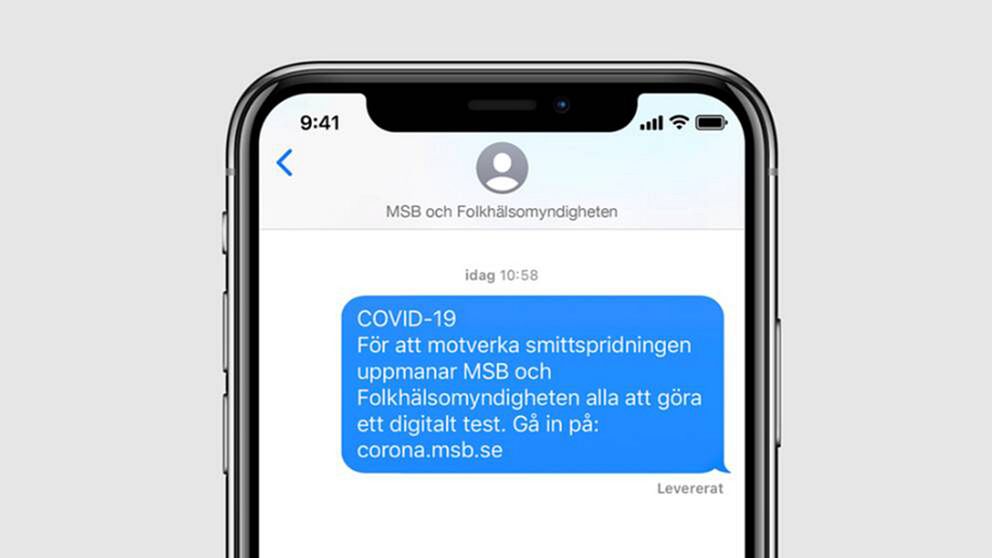 Ett sms från MSB och FHM syns på en smartphone med texten: ”COVID -19. För att motverka smittspridningen uppmanar MSB och Folkhälsomyndigheten alla att göra ett digitalt test. Gå in på: corona.msb.se”