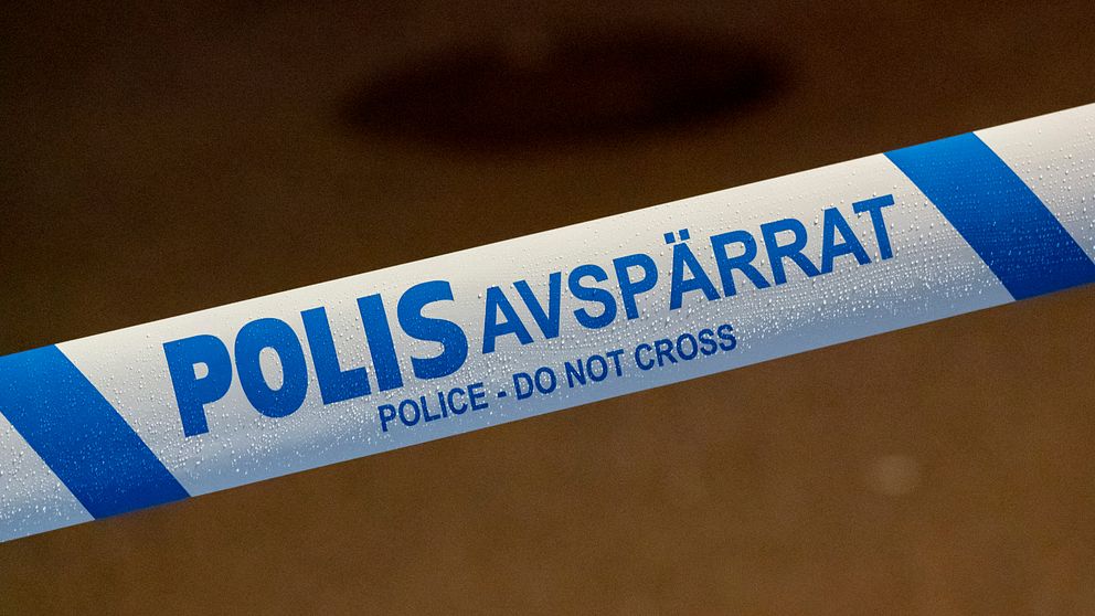 Närbild på polisens avspärrningstejp.