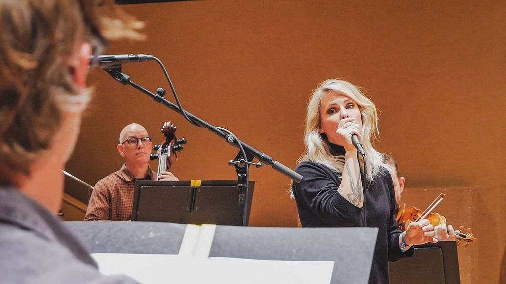Maja Ivarsson och The Sounds sjunger sin senaste singel med Helsingborgs symfoniorkester