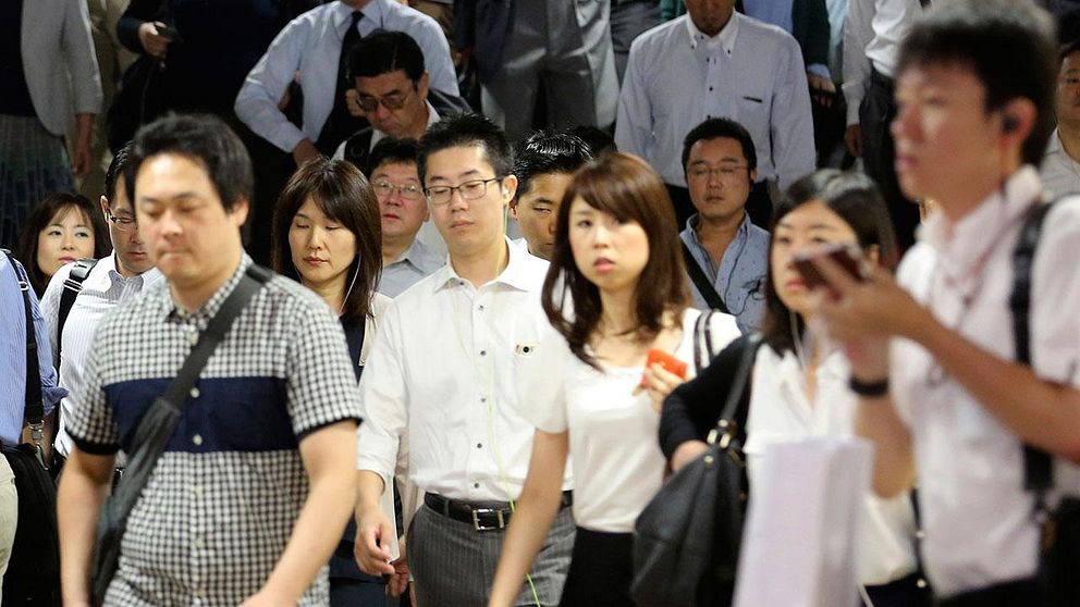 Den höga arbetsmoralen i Japan leder till stress och självmord. Nu överväger regeringen att införa fem dagars obligatorisk semester för att minska ohälsan. Arkivbild.