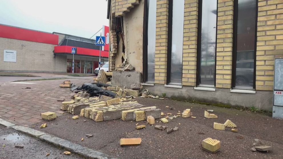 En personbil kördes natten till lördagen in i en bank i centrala Kil.