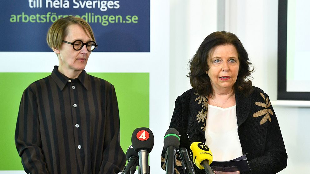 Annika Sundén, analyschef på Arbetsförmedlingen, och Generaldirektör Maria Mindhammar, under en pressträff i Stockholm.