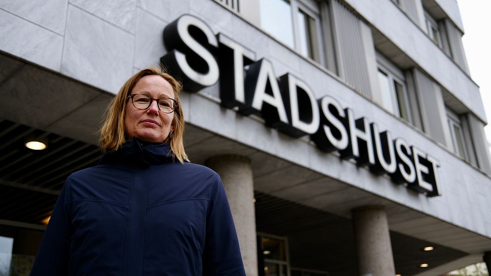 På bilden syns Malmös skolkommunalråd Sara Wettergren (L) stå framför Stadshuset.